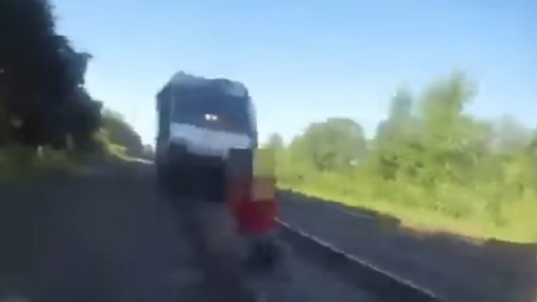 Polici ndaloi trenin, shpëtoi të riun që flinte në hekurudhë  (Video)