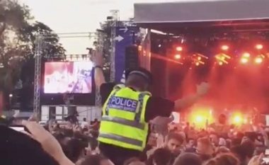 Polici u bë sensacion në rrjetet sociale, duke vallëzuar mbi shpatullat e një pjesëmarrësi në koncert (Video)