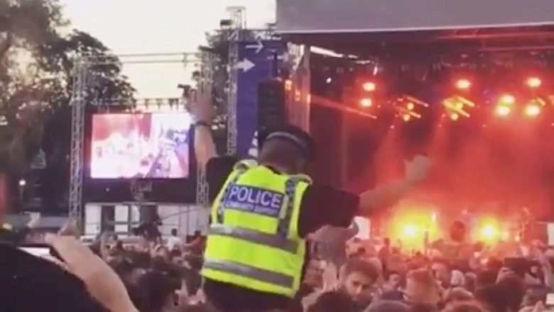 Polici u bë sensacion në rrjetet sociale, duke vallëzuar mbi shpatullat e një pjesëmarrësi në koncert (Video)