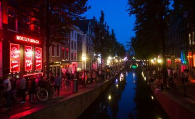 Polica apel vizitorëve – mos dilni rrugëve të Amsterdamit në mbrëmje (Foto)
