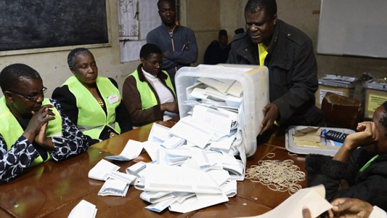 Zgjedhjet në Zimbabve, pozita dhe opozita shpallin fitoren (Foto)