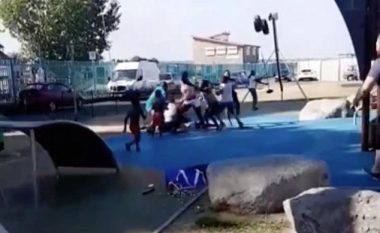 Prindër dhe fëmijë u përleshën në park, shkaku i mosmarrëveshjeve se kush e ka radhën të lëshohet me litar (Video)