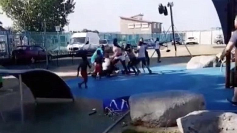 Prindër dhe fëmijë u përleshën në park, shkaku i mosmarrëveshjeve se kush e ka radhën të lëshohet me litar (Video)