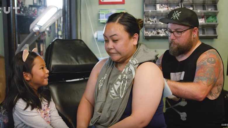 Prindërit me besim të plotë në fëmijët e tyre, pranojnë të bëjnë tatuazh çfarëdo që ata vizatojnë (Video)