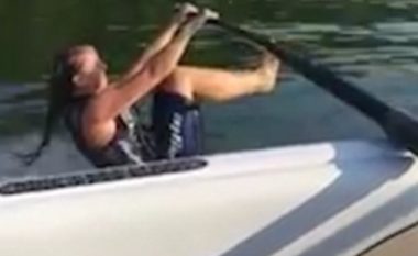 Provoi të rrëshqiste mbi ujë e kapur për barke, por mund ta pësonte keq (Video)