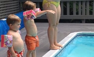 Rënia qesharake e fëmijës në ujë, teksa përpiqej të imitonte hedhjen që bëri nëna tij (Video)