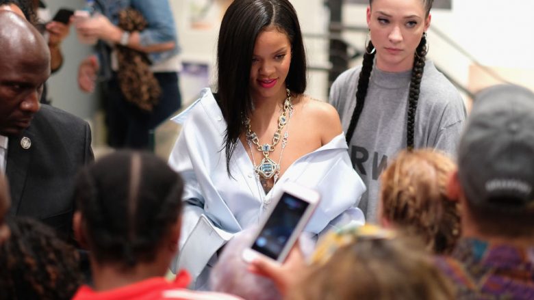 Rihanna me “look” të ri, bionde me flokë të drejta