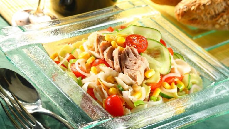 Sallata me makarona dhe mish toni – përgatitet shpejt!