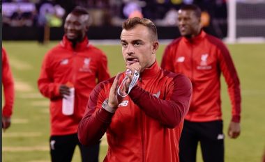 Shaqiri takohet me tifozët dhe nënshkruan në flamurin e Shqipërisë, sonte debutimi i tij me Liverpoolin