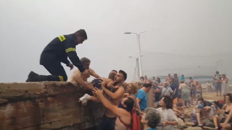 Pamje të reja rrëqethëse, shihni si i shpëtonin fëmijët nga flakët në Athinë (Video)