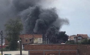 Zjarr në një lagje të Podujevës, afër gjendet një pompë e derivateve (Video)