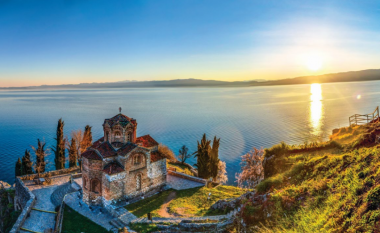 Ndjeni bukurinë e liqenit të Ohrit dhe “Qytetit të Dritës”, sepse natyra e ka krijuar atë vetëm për sytë tuaj