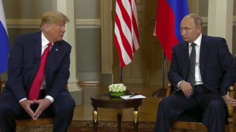 Takimi Trump-Putin: “Një shtrëngim duarsh që zgjati rreth tre sekonda, të dy dukeshin të tensionuar” (Video)