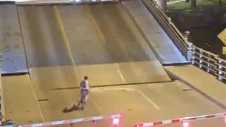 Deshi të kalonte përmes urës që po ngrihej, e pëson gruaja me biçikletë – përfundon në spital (Video)