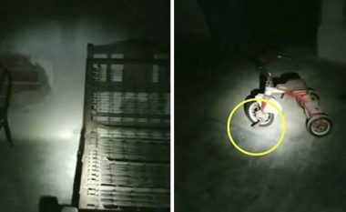 “Gjuetarët e fantazmave” eksplorojnë një shtëpi të braktisur – mbeten të habitur kur shohin biçikletën që po lëvizte vetë! (Video)