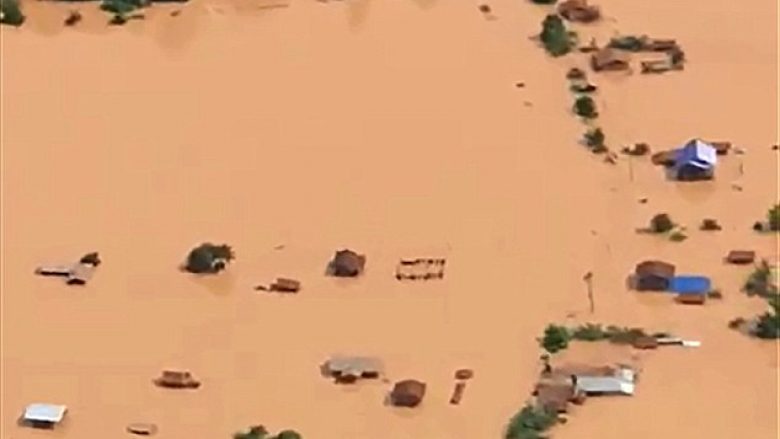 Shembja e digës përmbyt disa fshatra, dhjetëra të vdekur e qindra të zhdukur (Video)