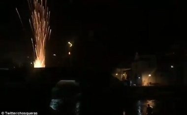 Shfaqja me fishekzjarre nuk shkoi si duhet, 20 pjesëmarrës të festivalit pësuan lëndime të konsiderueshme (Video)
