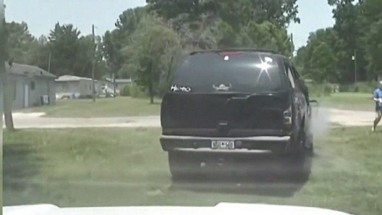 Shoferja u hodh nga vetura që po rrokullisej, derisa ndiqej nga policia (Video)