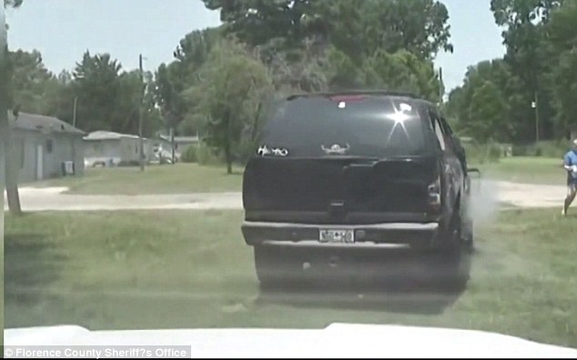 Shoferja u hodh nga vetura që po rrokullisej, derisa ndiqej nga policia (Video)