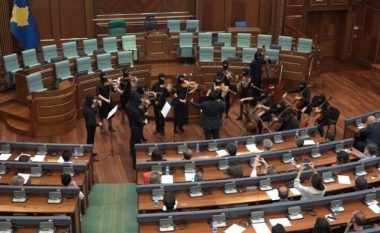 Sislej Xhafa, me performancë në Kuvendin e Kosovës (Video)