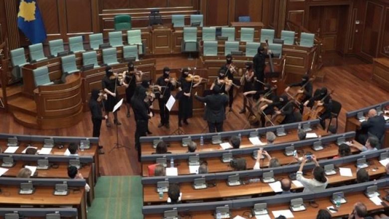Sislej Xhafa, me performancë në Kuvendin e Kosovës (Video)