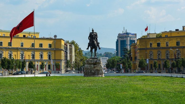 “Këtu të gjithë punojnë dhe askush nuk është i pasur”- rrëfimi i shkrimtarit britanik për Shqipërinë