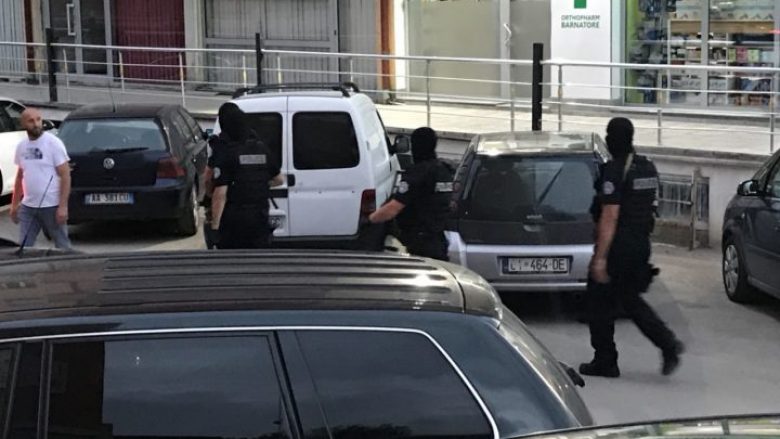 Operacion arrestimi i shtetasve të huaj në Prishtinë, të dyshuar për vrasje (Video)