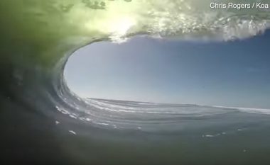 Surfisti zuri momentin e përkryer, lëvizi për dy minuta brenda një valë (Video)