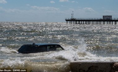 Tërhiqet Range Rover i 45 mijë eurove, në mënyrë misterioze kishte përfunduar në det (Video)