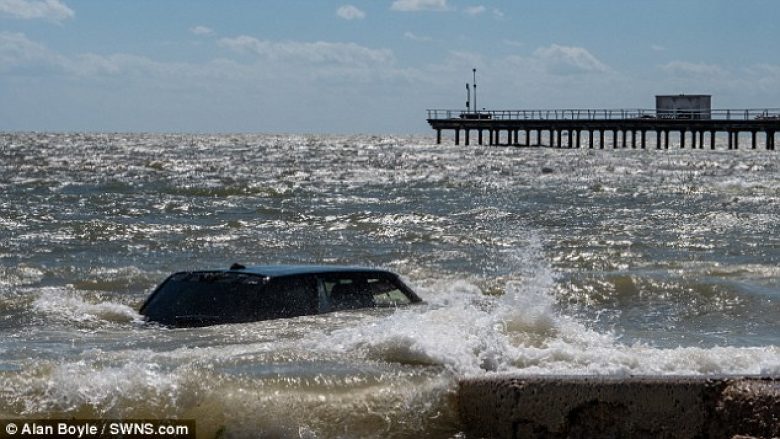 Tërhiqet Range Rover i 45 mijë eurove, në mënyrë misterioze kishte përfunduar në det (Video)