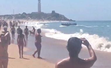 Turistët shikonin të befasuar kur refugjatët arritën në plazh me barkë (Video)