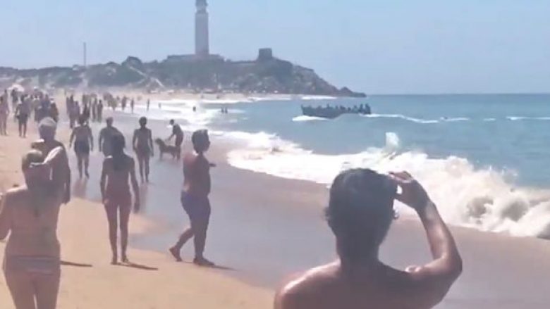 Turistët shikonin të befasuar kur refugjatët arritën në plazh me barkë (Video)