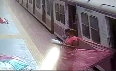 Udhëtares iu kap fustani për treni dhe u zvarrit nëpër platformë, u shpëtua nga të pranishmit që vepruan me shpejtësi (Video)