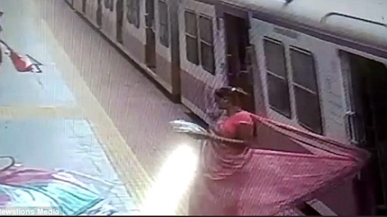 Udhëtares iu kap fustani për treni dhe u zvarrit nëpër platformë, u shpëtua nga të pranishmit që vepruan me shpejtësi (Video)