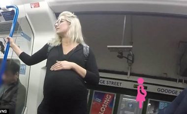 Udhëtarët injoruan ‘shtatzënën’ që qëndronte në këmbë gjatë udhëtimit me tren (Video)