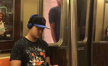 Udhëtoi i kapur për derën e trenit, vetëm për të mos e paguar biletën (Video)