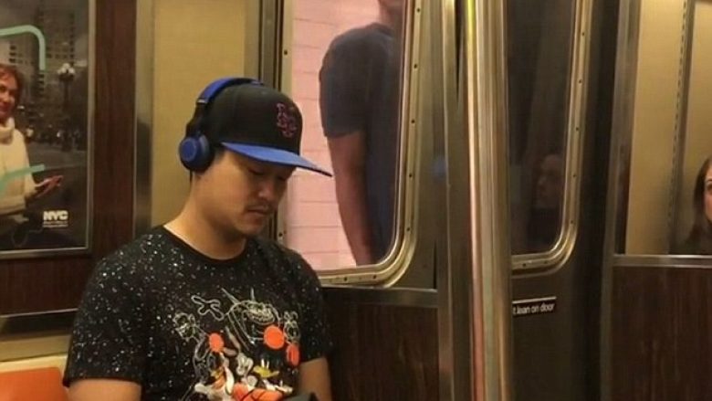 Udhëtoi i kapur për derën e trenit, vetëm për të mos e paguar biletën (Video)
