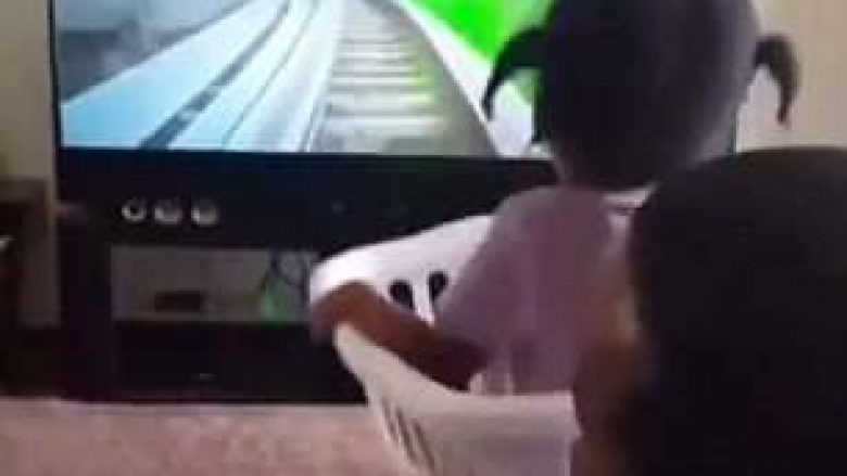 Udhëtoi me ‘trenin e shpejtë’ që babai kreativ e improvizoi në shtëpi (Video)