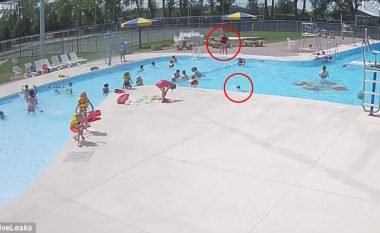 Vetëm shpëtimtarja e vërejti fëmijën që po mbytej në ujë, derisa pishina ishte plot me njerëz (Video)