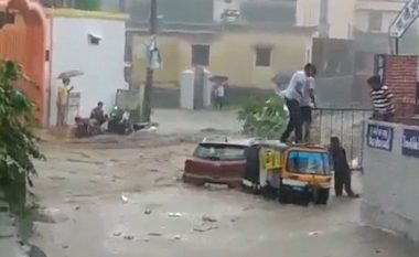 Veturën po ua rrëmbente rrjedha e vërshimeve, shpëtuan në sekondat e fundit – pamje dramatike nga India (Video)