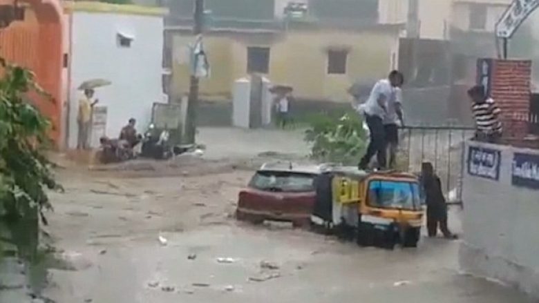 Veturën po ua rrëmbente rrjedha e vërshimeve, shpëtuan në sekondat e fundit – pamje dramatike nga India (Video)