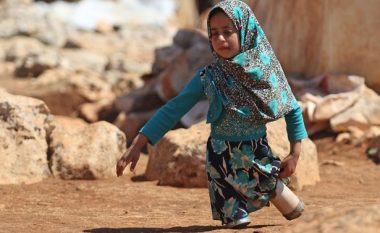 Vogëlushja që shfrytëzonte konservat për të ecur nëpër rrugët e pluhurosura të Sirisë, tani ka një palë proteza (Video)