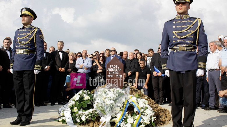 Një muaj nga vdekja e Fadil Vokrrit, udhëheqësit e FFK-së bëjnë homazhe te varri i tij