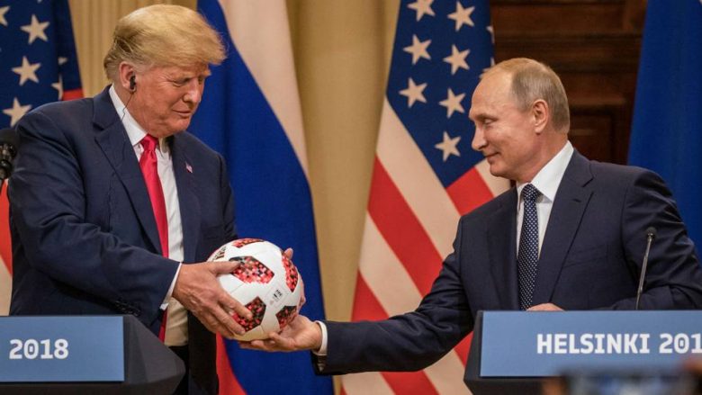 Topi që Putini i dhuroi Trumpit mund të ketë një “chip spiun”?! (Video)