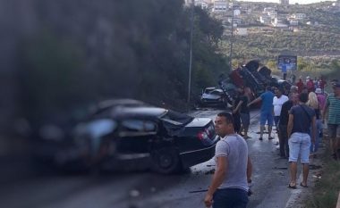 Aksident i rëndë në Ulqin, përfshihen tri vetura dhe një kamion – humb jetën një 19 vjeçar (Foto/Video)