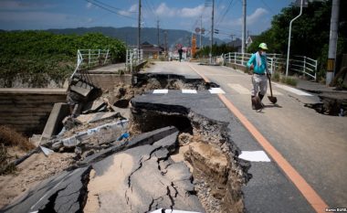 Kryeministri japonez viziton zonën e goditur nga vërshimet