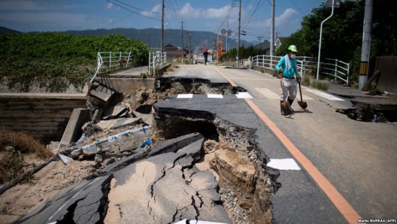 Kryeministri japonez viziton zonën e goditur nga vërshimet