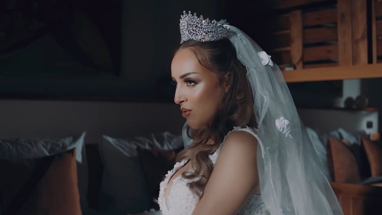 Aida Doçi publikon këngën e re “Ay ay”, vjen si nuse në klip