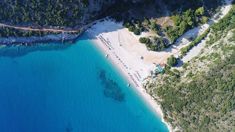 Revista ‘Kosmo’: Shqipëria ka plazhe të ‘pikturuara’