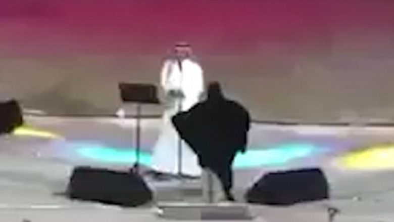 Vrapon në skenë për ta përqafuar këngëtarin e preferuar, vajza nga Arabia Saudite arrestohet (Video)